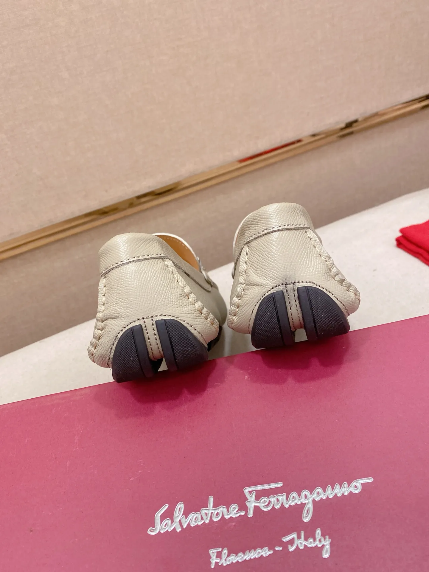 Factory price: 540💰High-end quality! Ferragamo🆕🆕Exclusive hot-selling products in stock🔥🔥New products on the shelves, high-quality Ferragamo men's pea shoes, high-end casual driving shoes, with complete packaging! 💪 💪 Material: imported first-layer cowhide 🐂 + imported high-quality water-dyed cowhide lining + wear-resistant outsole 👍🏻👍🏻 Features: high-end and comfortable, purely handmade 🚀 🚀 Create the perfect shoe that suits you best 🔥 🔥 Size: (38-44) 45 standard size can be customized!